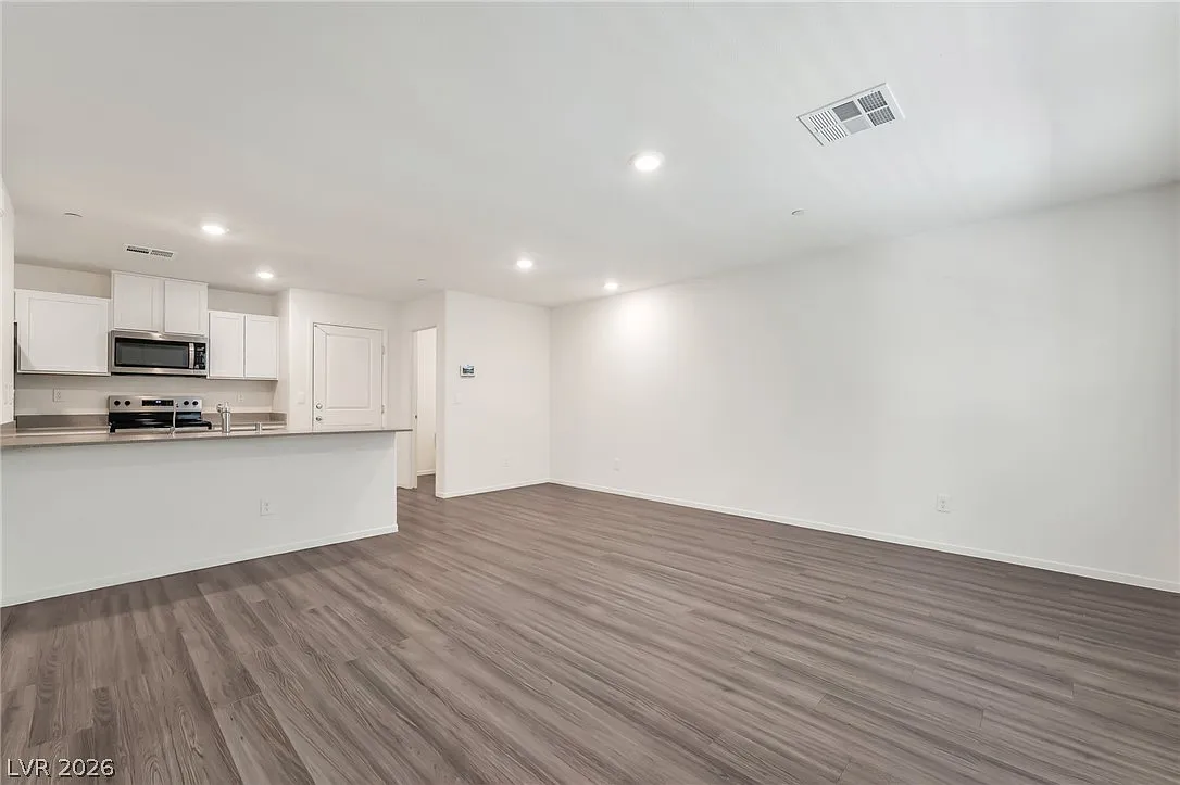 3 bed, 2.5 bath, 1295 sqft, $1,900 — Photo 3