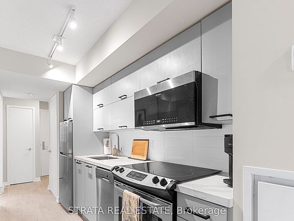 4th image of 126 Simcoe St #402