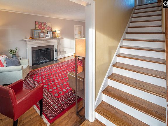 3rd image of 854 Arbutus Dr