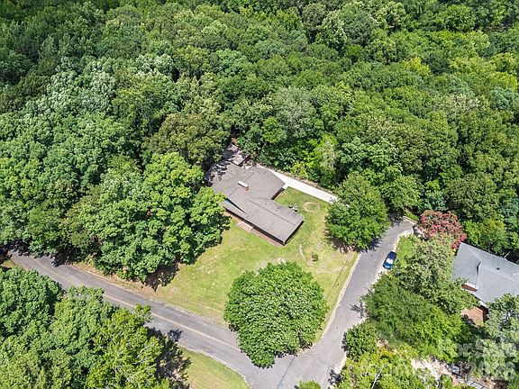 5th image of 112 Crestwood Cir