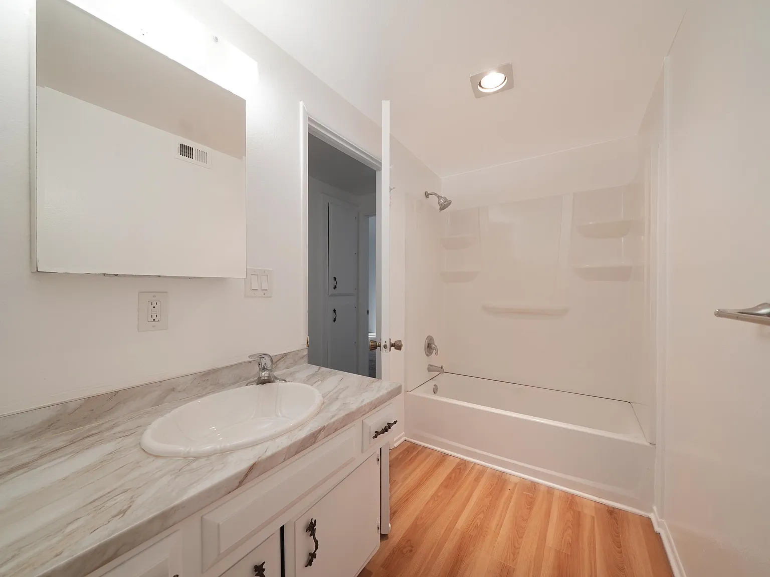 2 bed, 1.5 bath, 1011 sqft, $2,600 — Photo 2