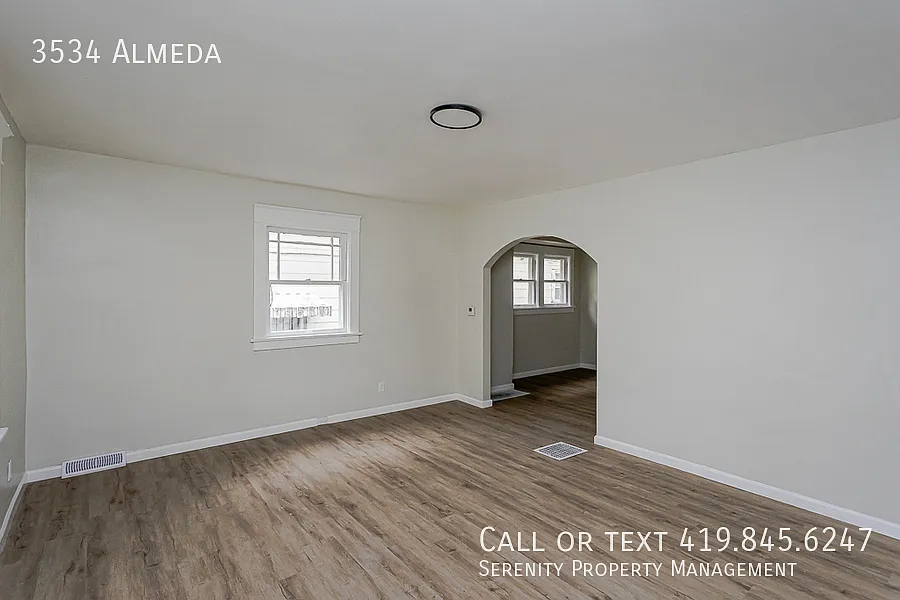 Summer Is Calling! Spacious 4-Bedroom Home In Toledo! — Photo 4