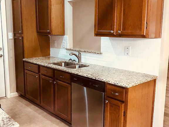 3rd image of 806 Thornedike Dr