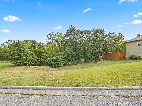 5th image of 8 S Linwood Dr