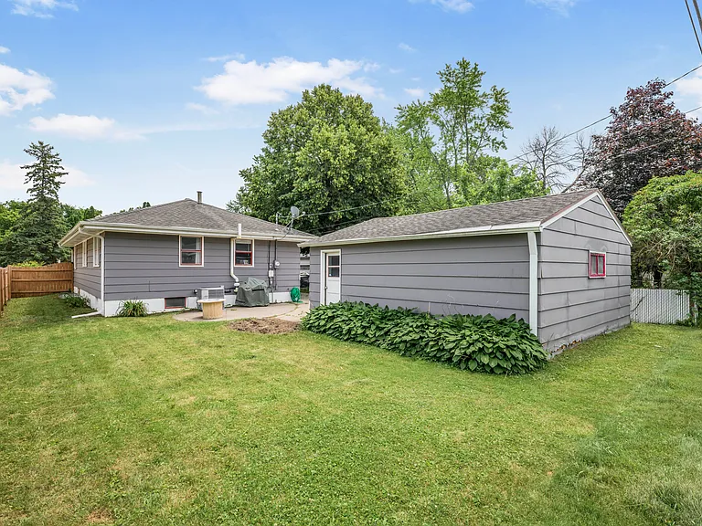 2715 Kirkwood Ln N — Photo 13