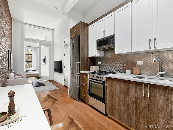 3rd image of 861 Halsey St APT 1