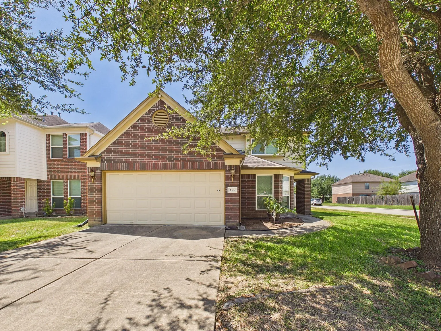 4 bed, 2.5 bath, 2384 sqft, $2,350 — Photo 1