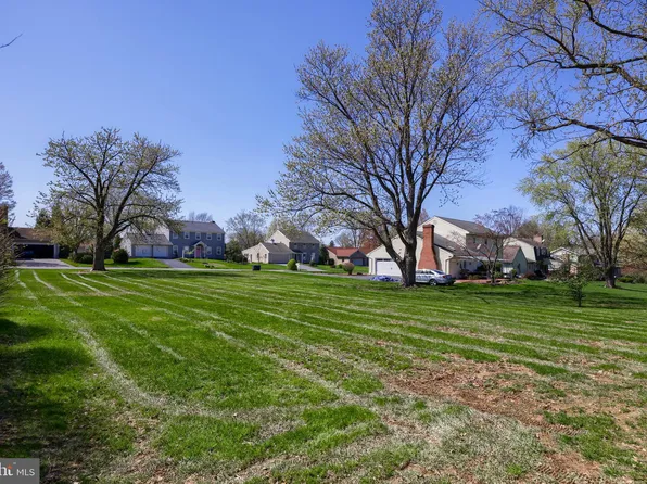 1105 Hempfield Dr, Lancaster, PA 17601