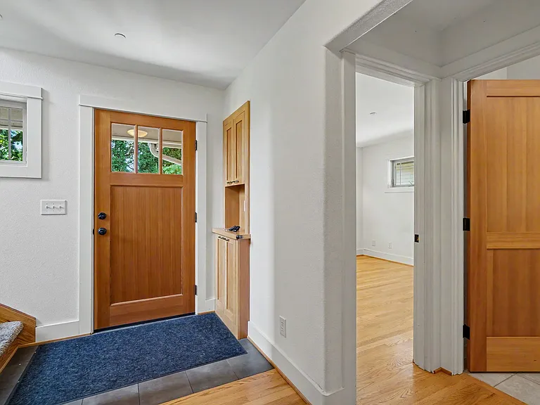 2060 John St S — Photo 18