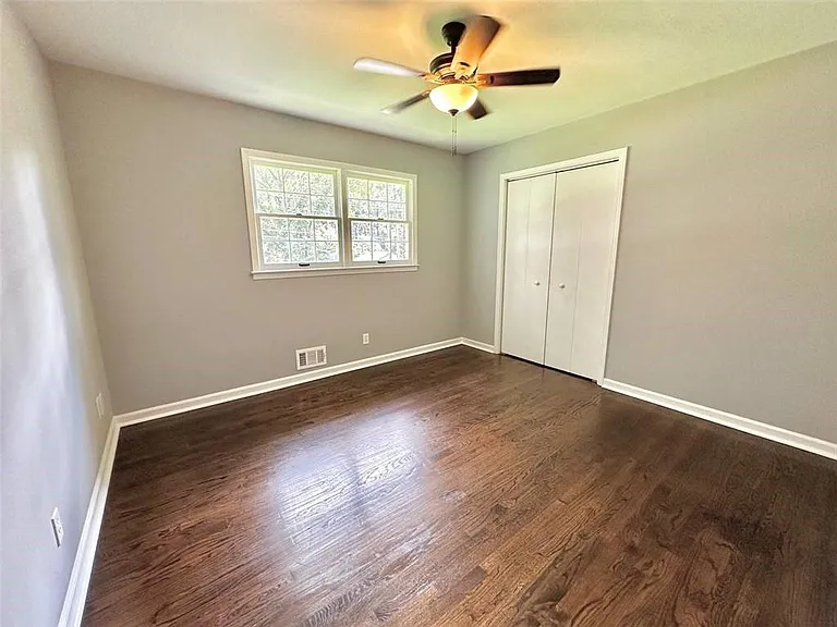 210 Suburban Dr NE — Photo 17