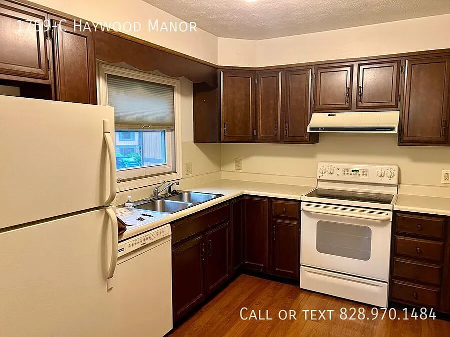Fantastic 2 Bedroom in Amazing Location! — Photo 4