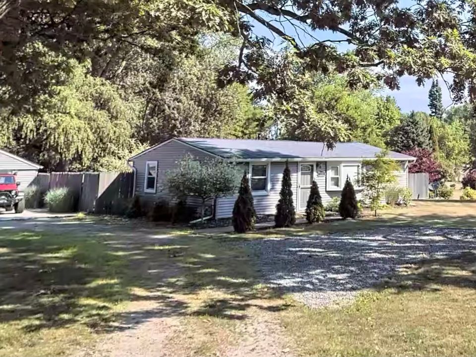 Lovely corner lot
2 car garage