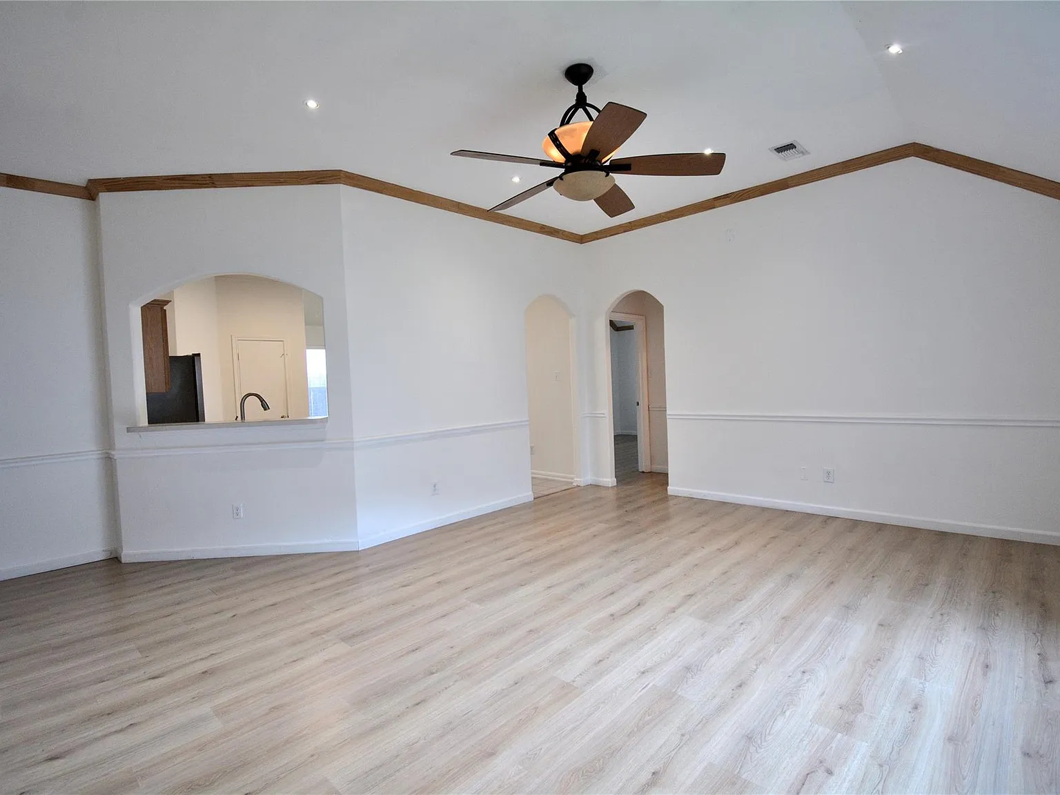 3 bed, 2.0 bath, 1444 sqft, $2,100 — Photo 3