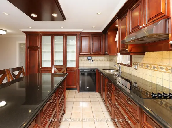 1086 Hedge Dr, Mississauga, ON L4Y 1G2