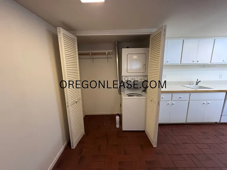 1223 Ferry St #7 — Photo 4