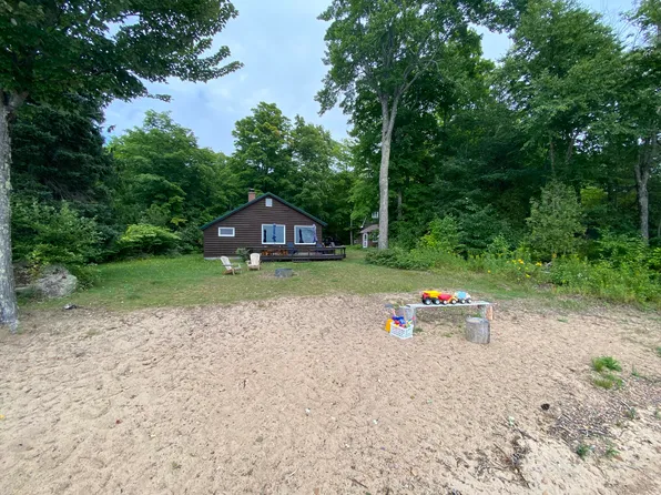 5218 S Oak Point Ln, Sault Sainte Marie, MI 49783