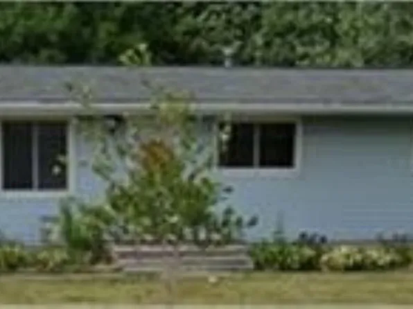 806 Maple Ln, Clear Lake, IA 50428