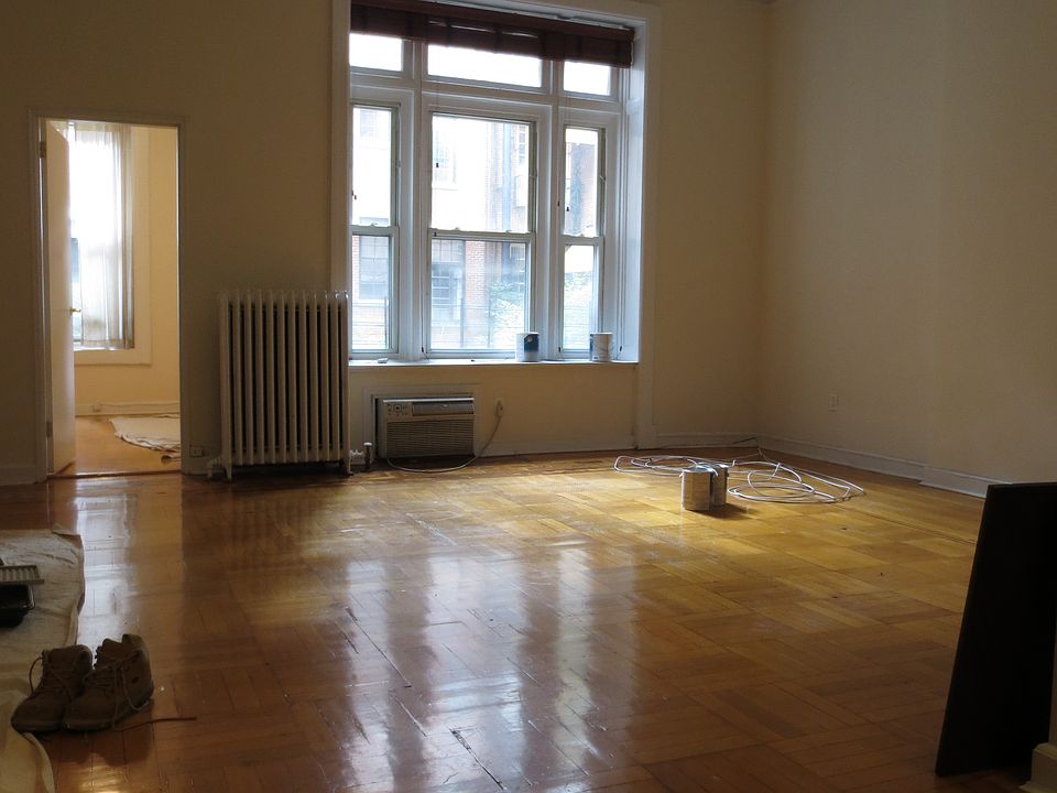2nd image of 30 W 71st St