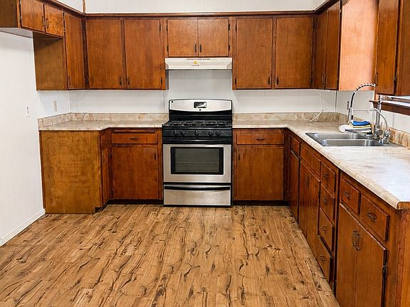 3rd image of 814 Scissortail Ln