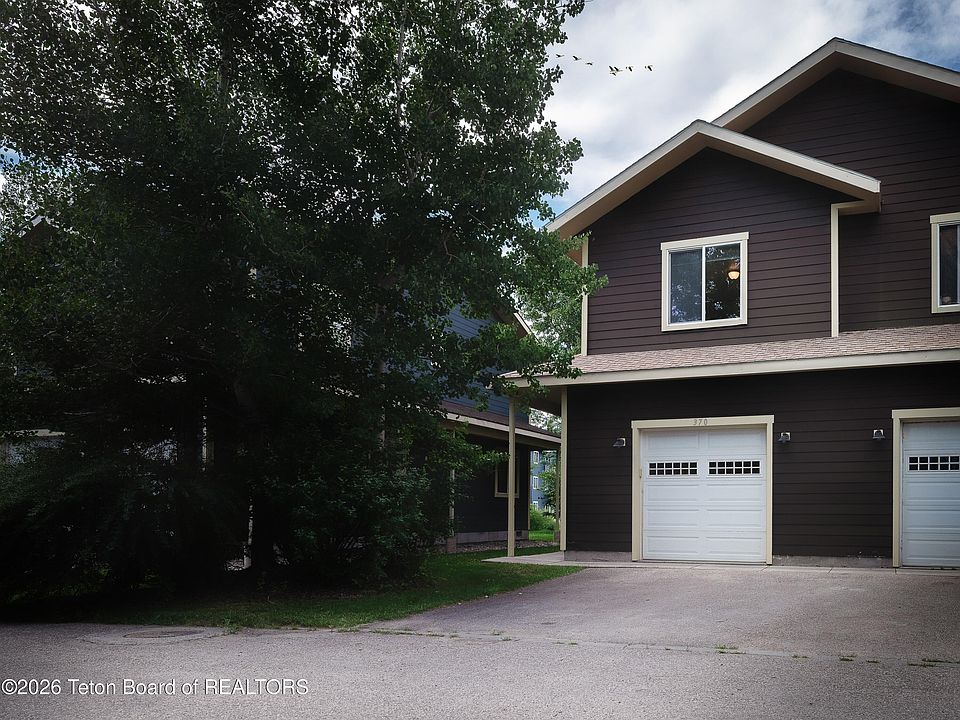 1st image of 370 Forest View Dr