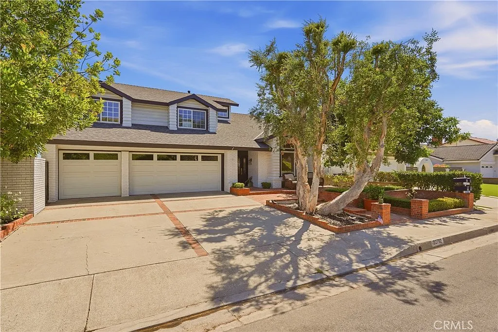 4 bed, 2.5 bath, 2602 sqft, $6,150 — Photo 3