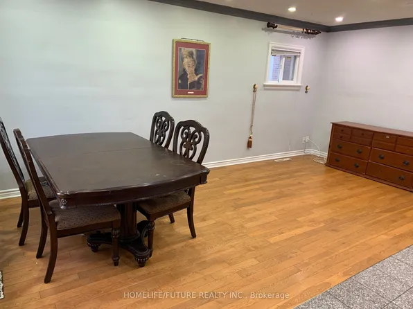 1 Maxim Cres, Toronto, ON M1P 1Y1