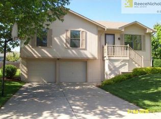 828 Quail Ridge Rd, Peculiar, MO 64078