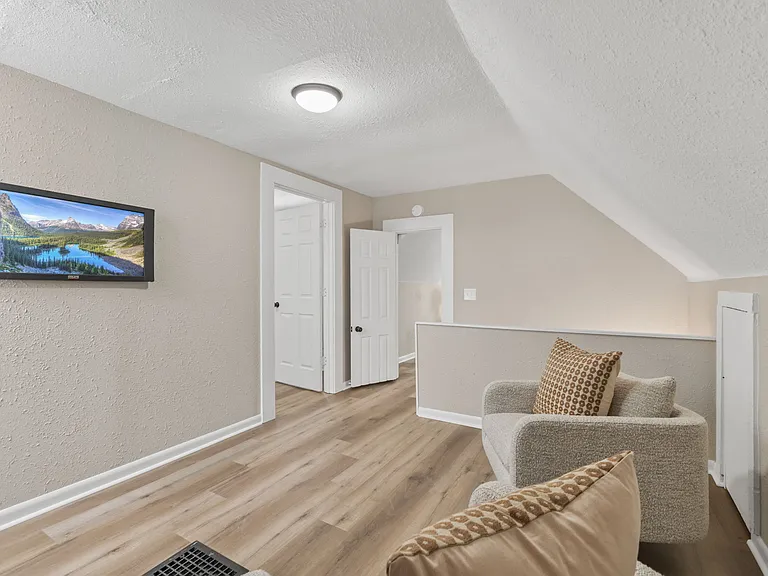 1153 Villa Ave — Photo 19
