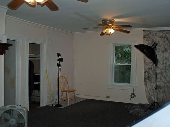 Living Room (right apart.)