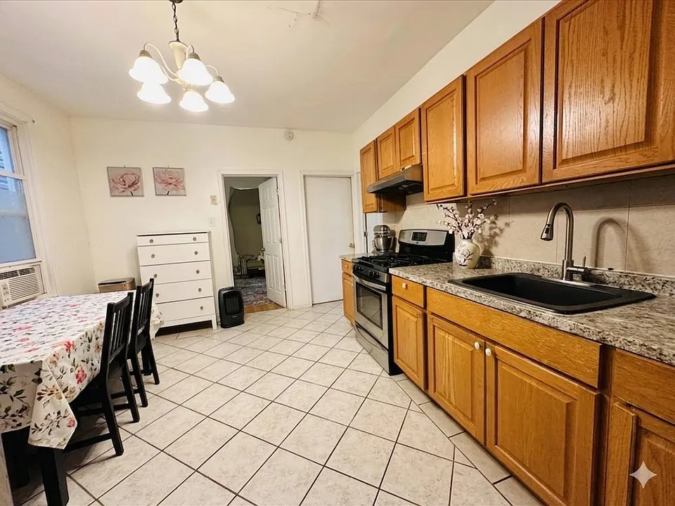 36 W 54th St #2-F