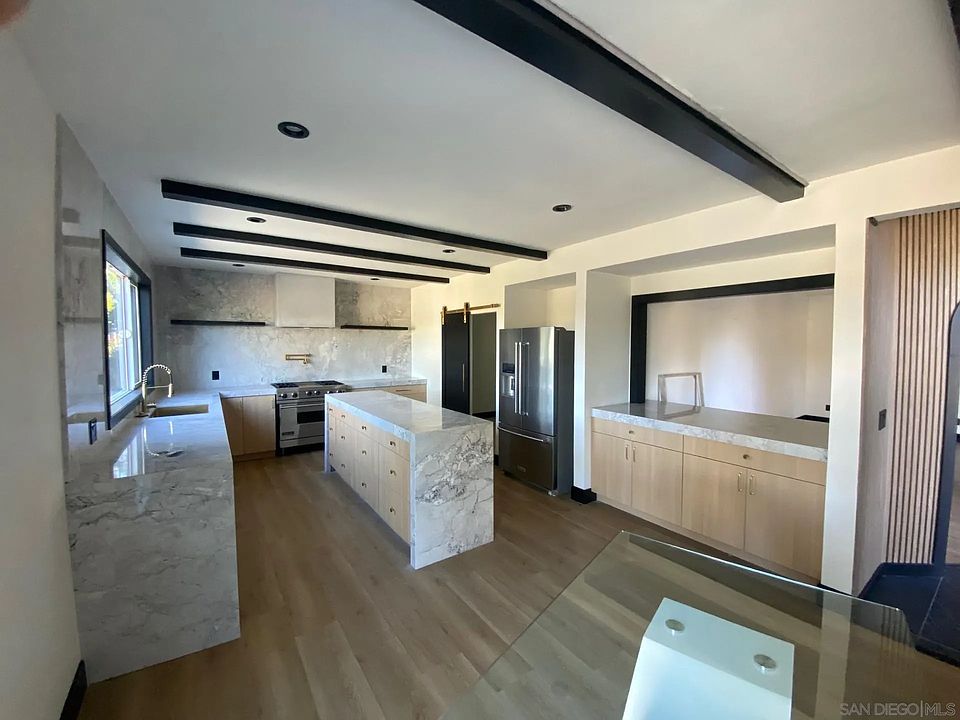 2nd image of 2101 Monte Vis