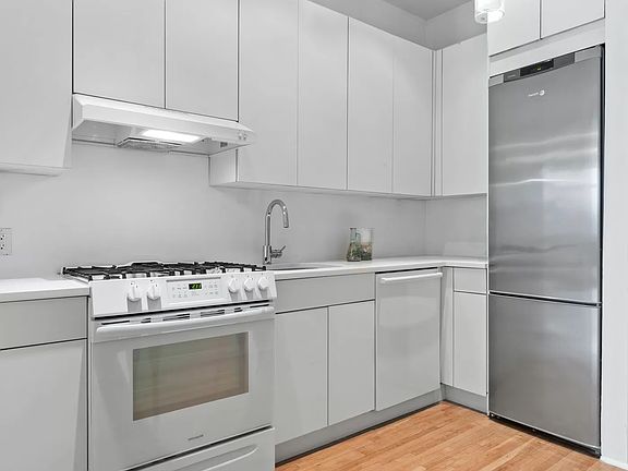 3rd image of 39 E 12th St APT 701