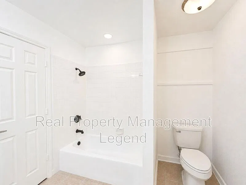 4 bed, 3.0 bath, 2750 sqft, $3,000 — Photo 4