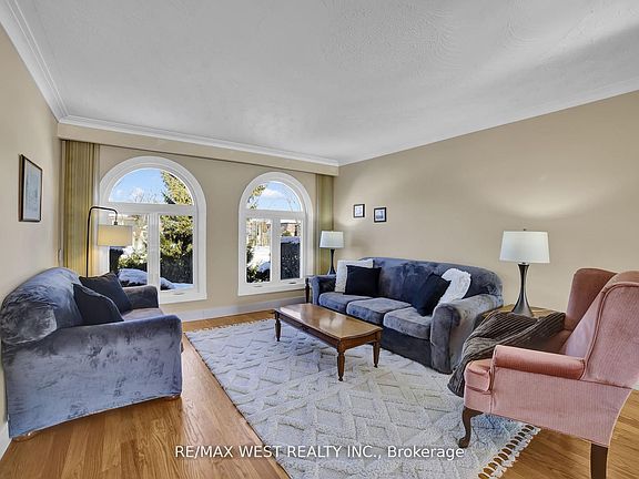 3rd image of 306 Pinegrove Rd