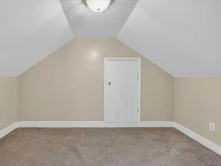 1032 Lynch Rd — Photo 10