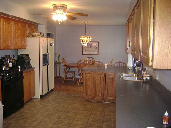 LG UPDATED KITCHEN W/ OAK CABINETS