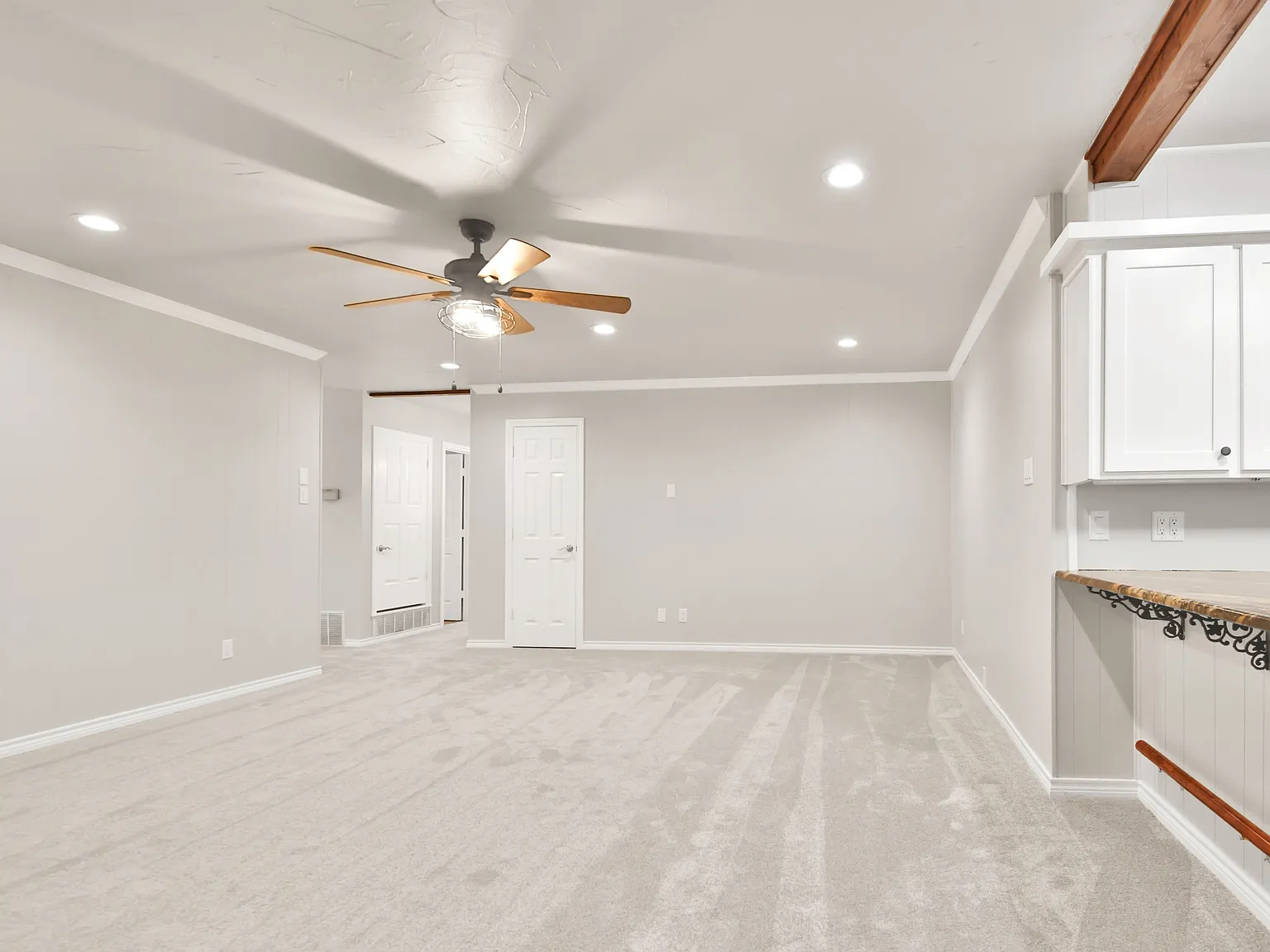 3 bed, 2474 sqft, $2,500 — Photo 4