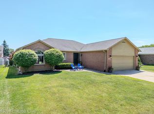 15624 White Oak Dr, Fraser, MI 48026