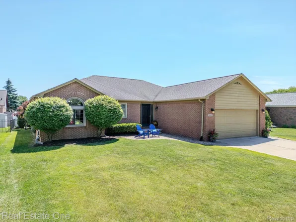 15624 White Oak Dr, Fraser, MI 48026