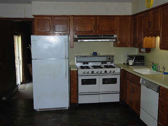 4th image of 1055 Rosewood Dr