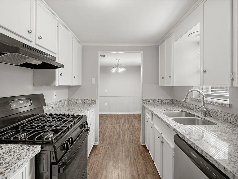 2929 Leroy St — Photo 10