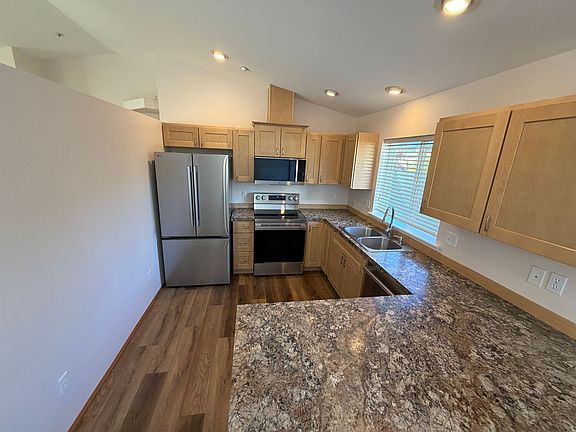 4th image of 2442 Highland View Dr