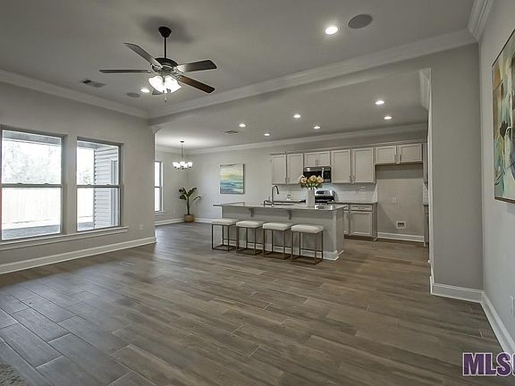 4th image of 140 Lake Breeze Dr