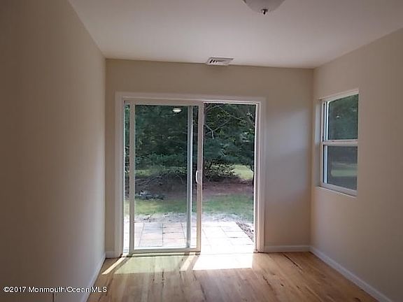 5th image of 1047 Edgebrook Dr E