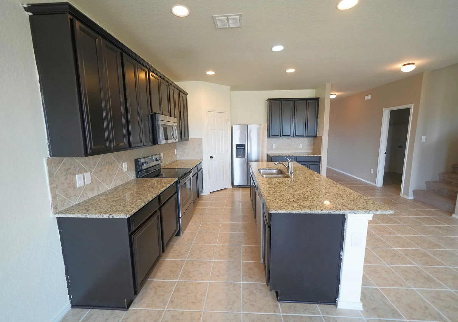 Spacious 5-Bedroom Home with Game Room - Realtor Commission: $500 — Photo 2
