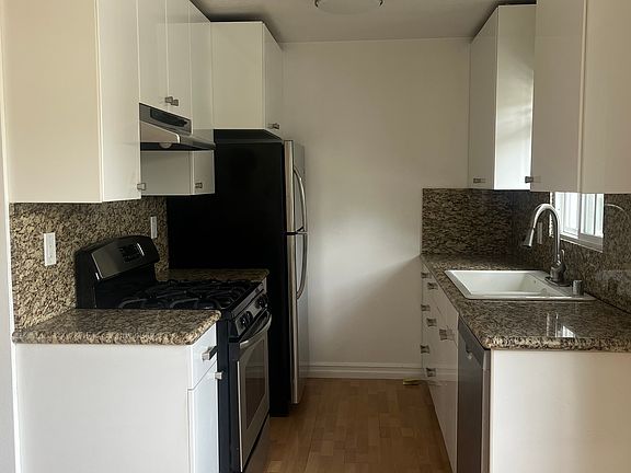 KITCHEN W/ GRANITE COUNTERTOPS