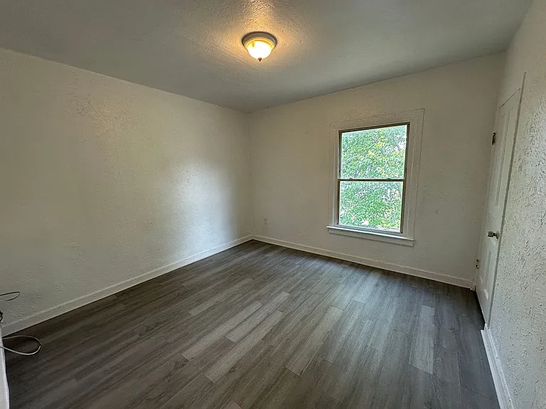 1065 Caulfield SW — Photo 6