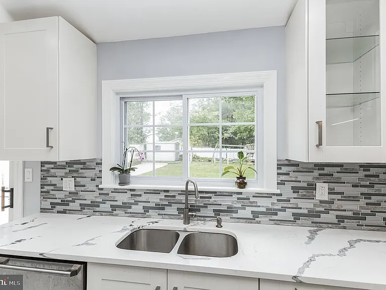 13905 Parkland Dr — Photo 14
