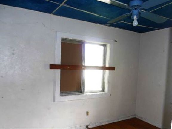 5th image of 4008 Desmond Ave