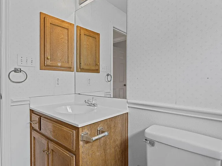 702 Dover Ln — Photo 16